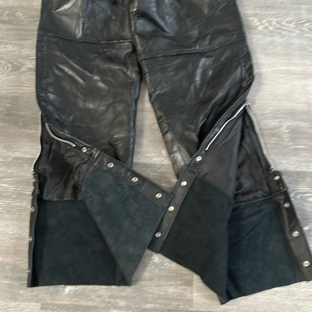 Men’s Diamond Plate Black Leather Motorcycle Chaps, Size Extra Large. - Picture 5 of 16